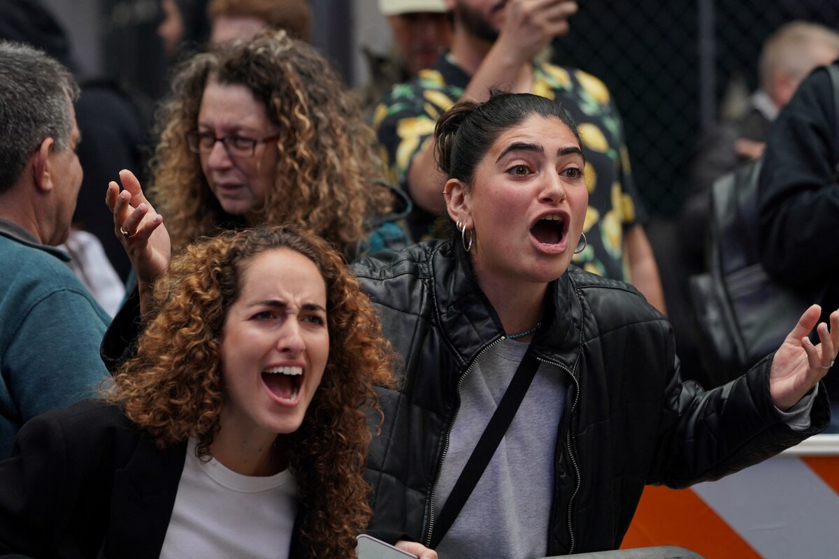 Les partisans d'Israël font face à des rassemblements de soutien aux Palestiniens à Times Square à New York le 8 octobre 2023 après que le groupe militant palestinien Hamas a lancé une attaque contre Israël. - Israël, sous le choc de l'attaque la plus meurtrière sur son territoire depuis un demi-siècle, a officiellement déclaré la guerre au Hamas dimanche alors que le nombre de morts dans le conflit s'est élevé à près de 1 000 après que le groupe militant palestinien a lancé une attaque surprise massive depuis Gaza. (Photo de Bryan R. Smith / AFP)